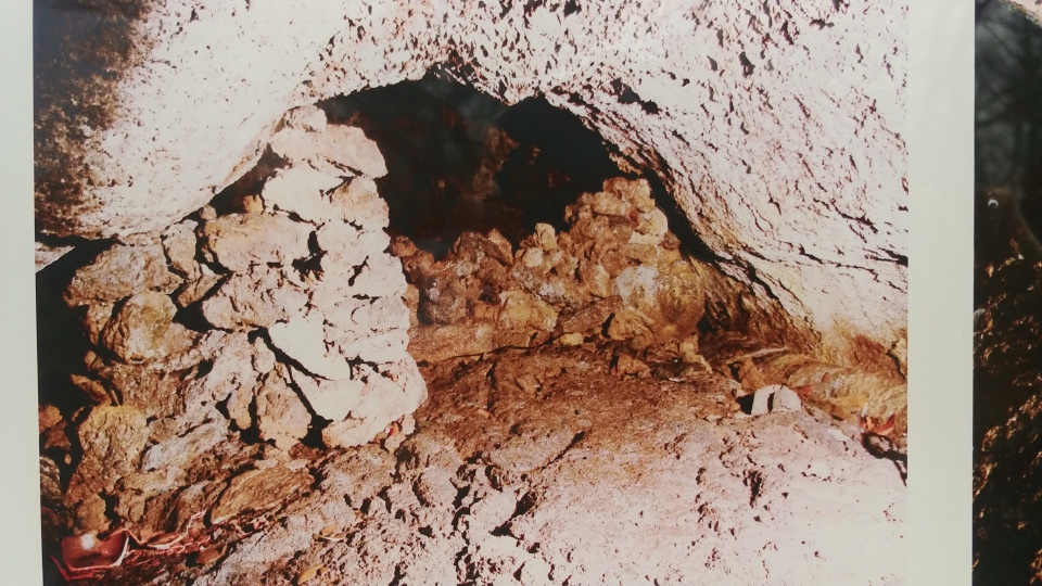 동광리 중산간에 있는 큰넓궤 내부 모습. 군 토벌대의 공격에 대비해 동굴 안에 방어용 돌담을 쌓아 놓았다.