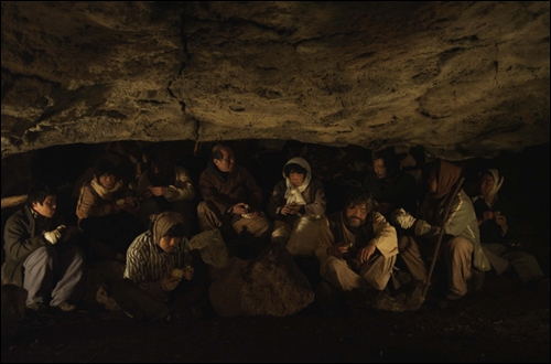 영화 ‘지슬’에서 큰넓궤에 숨어 있던 주민들이 감자를 먹는 모습.
