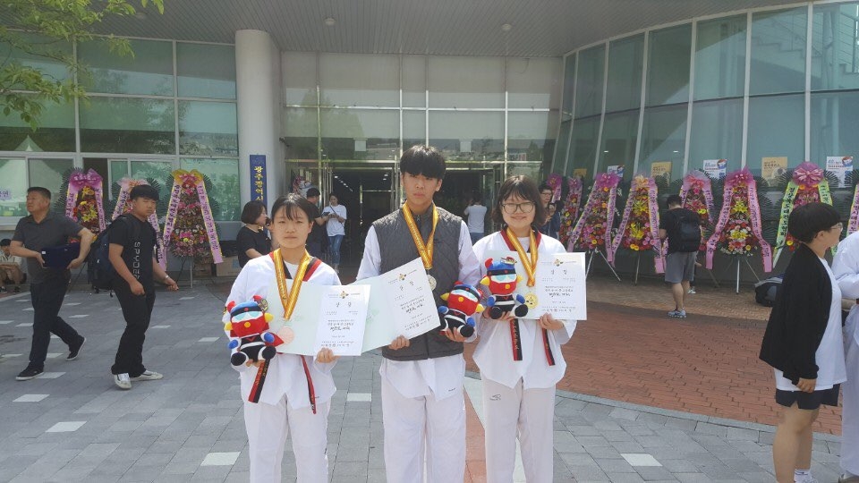 박서연, 현지훈, 윤다현(사진 왼쪽부터)이 대회가 끝난 후 기념촬영을 하고 있다.