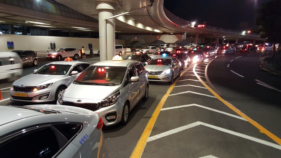 지난 19일 오후 9시께 제주국제공항 택시승강장 진입구간에 빈 택시들이 길게 늘어서 있다.