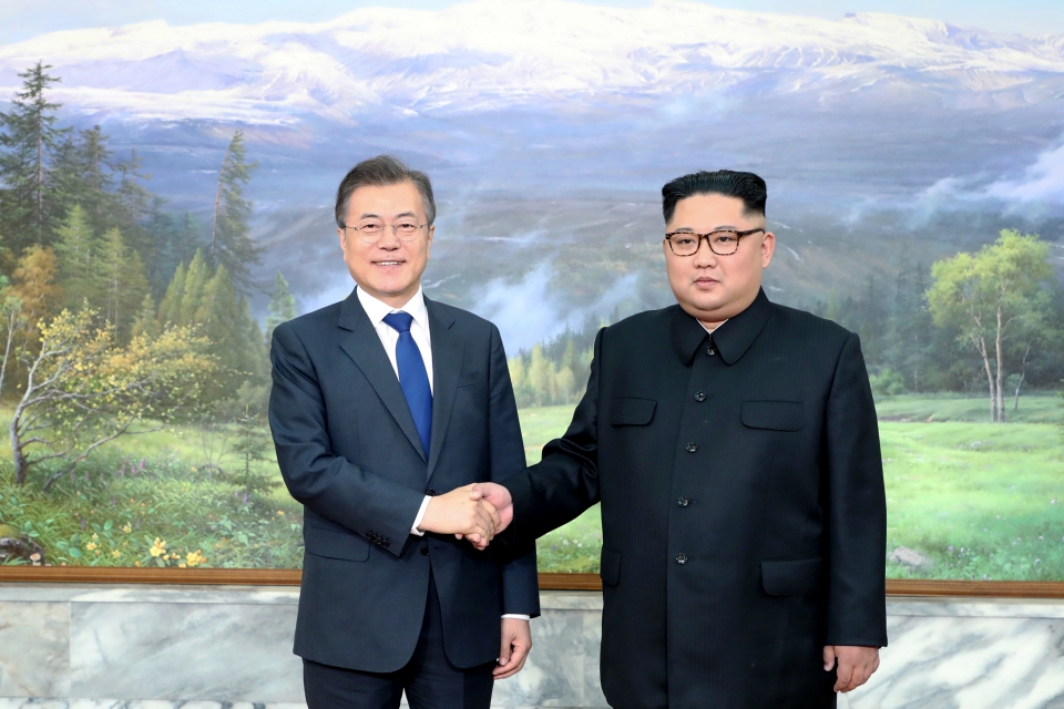 문재인 대통령과 김정은 국무위원장이 지난 26일 오후 3시부터 5시까지 판문점 북측지역 통일각에서 두 번째 정상회담을 가졌다. 사진=청와대 제공