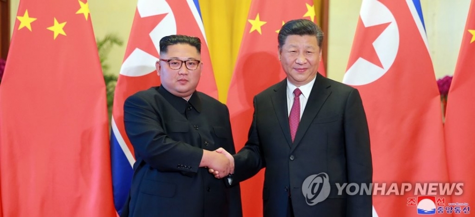 중국을 방문한 김정은 북한 국무위원장이 19일 중국 베이징 인민대회당에서 열린 공식 환영식에서 시진핑 중국 국가주석과 악수하고 있다.