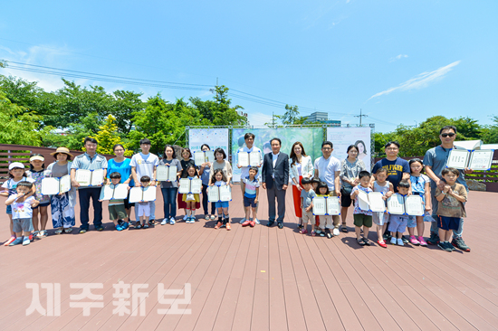 '저출산 극복 2018 다둥이 가족문화 장려 및 홍보대전' 사진 공모전 수상자들이 단체사진을 촬영하고 있다.