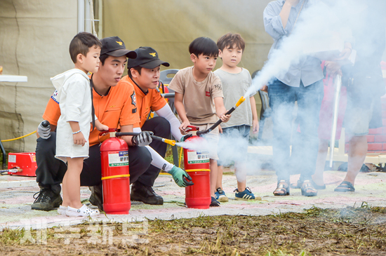 8일 제주시 시민복지타운에서 열린 '제 11회 제주 범도민 119안전체험한마당'에서 아이들이 화재 진압 체험을 하며 즐거워하고 있다. 고봉수 기자 chkbs9898@jejunews.com