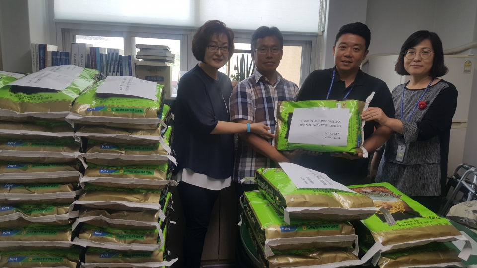 현덕봉 서귀포시 서홍동장(왼쪽에서 2번째)과 동직원들이 18일 익명의 독지가로부터 기탁받은 쌀을 확인하고 있다.