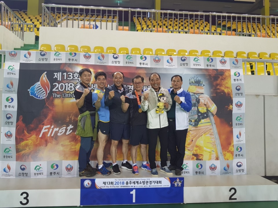 강진 한림119센터 지방소방경(사진 오른쪽에서 3번째)이 제13회 세계소방관경기대회 탁구 개인전 종목에서 금메달을 획득했다.