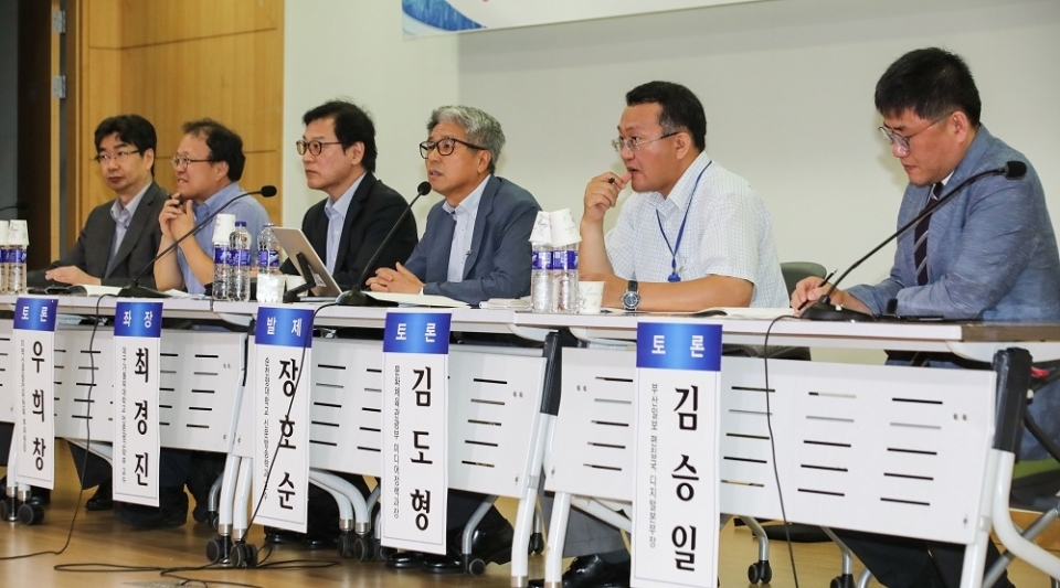 지난 8월 28일 국회 의원회관에서 한국지방신문협회 주최로 열린 지역신문발전 토론회에서 토론자들이 발언하고 있다