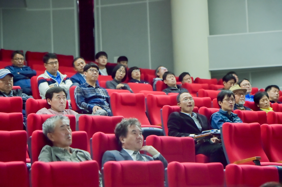 윤승준 서울대 산학협력교수의 강연을 듣고 있는 제주인 아카데미 참여자들의 모습.