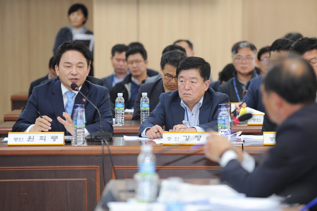 원희룡 제주도지사가 지난 17일 행정사무감사에서 의원들의 질의에 답변하고 있다.
