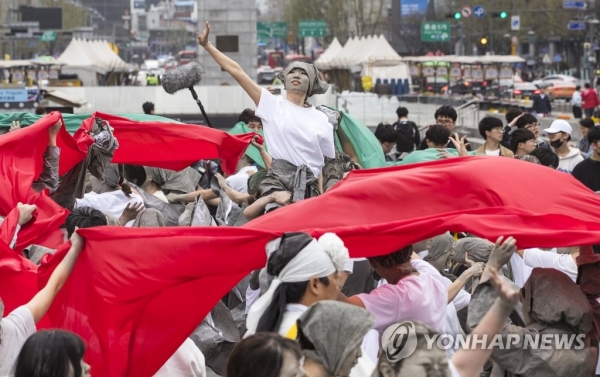 3일 오후 서울 광화문광장에서 제주 4·3 70주년 '403인의 함성' 퍼포먼스가 열리고 있다.