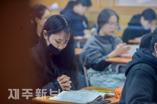 2019학년도 대학수학능력시험날인 15일 제주시 제주여자고등학교에서 수험생들이 시험을 앞두고 마지막 정리를 하며 시험 준비를 하고 있다. 고봉수 기자 chkbs9898@jejunews.com