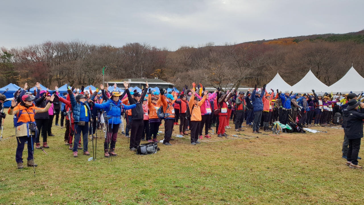 2018 전국 생활체육 등산대회가 지난 18일 한라산 관음사 코스 일대에서 전국 등산 동호인 등 1500여 명이 참가한 가운데 열렸다.