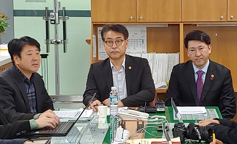 고현수 제주도의회 예산결산특별위원장(가운데)이 30일 의회 기자실에서 기자회견을 하고 있다.