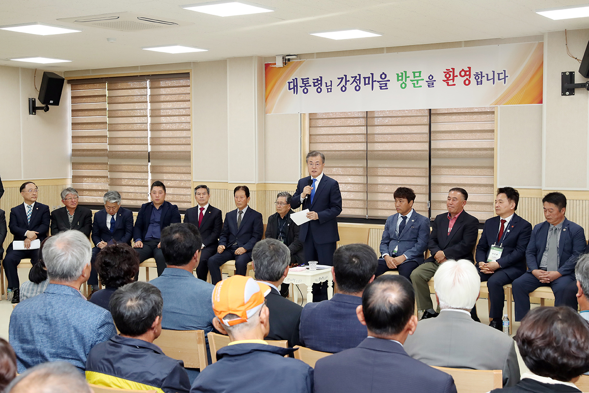 2018년 10월 11일 문재인 대통령은 서귀포시 강정마을을 방문해 제주해군기지 건설 과정에서의 갈등에 대해 공식 사과했다.