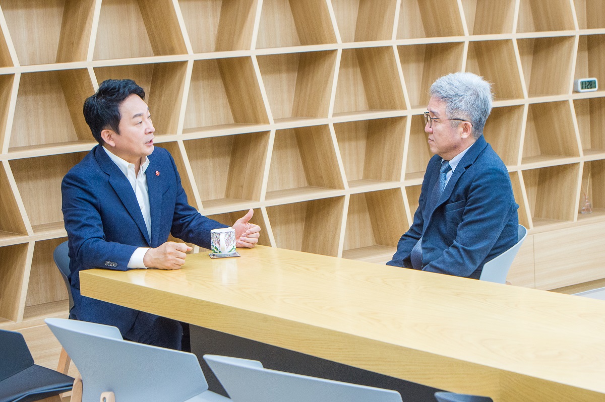 김대영 편집국장(사진 오른쪽)이 제주도정을 이끌고 있는 원희룡 지사를 만나 제2공항 건설 사업 등 앞으로의 계획에 대해 대담을 하고 있다.