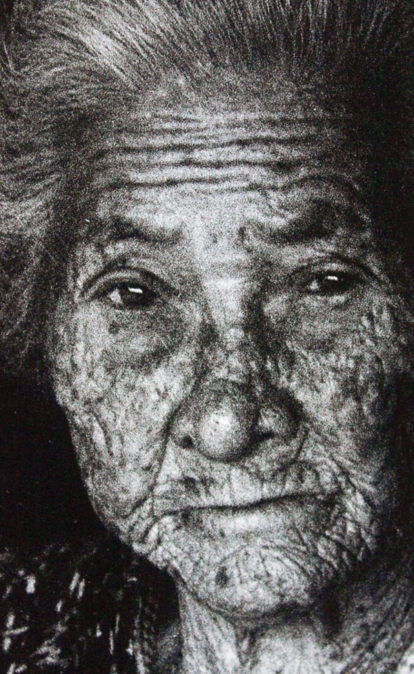 ‘시간은 늙음의 법칙’을 표현한 사진. 출처=岡本太郎の沖繩, 오키나와·1992