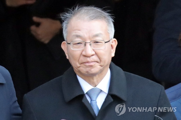 사법행정권을 남용한 혐의를 받는 양승태 전 대법원장이 23일 서울 중앙지법에서 열린 구속 전 피의자 심문(영장실질심사)을 마친 뒤 밖으로 나서고 있다.