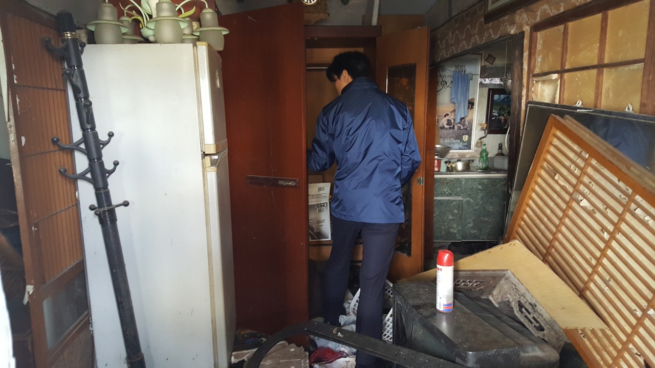 제주경찰청과 자치경찰이 27일 제주시지역 빈집을 점검하고 있다.