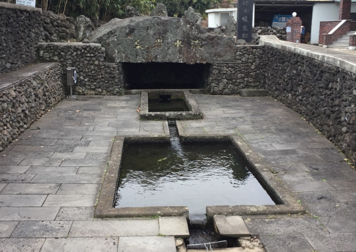 제주시 애월읍 유수암리에 있는 유수암천은 옛부터 물이 맑고 깨끗하기로 유명하다. 마을 주민들은 이 물이 마을을 대대로 지켜왔다고 믿고 있다.