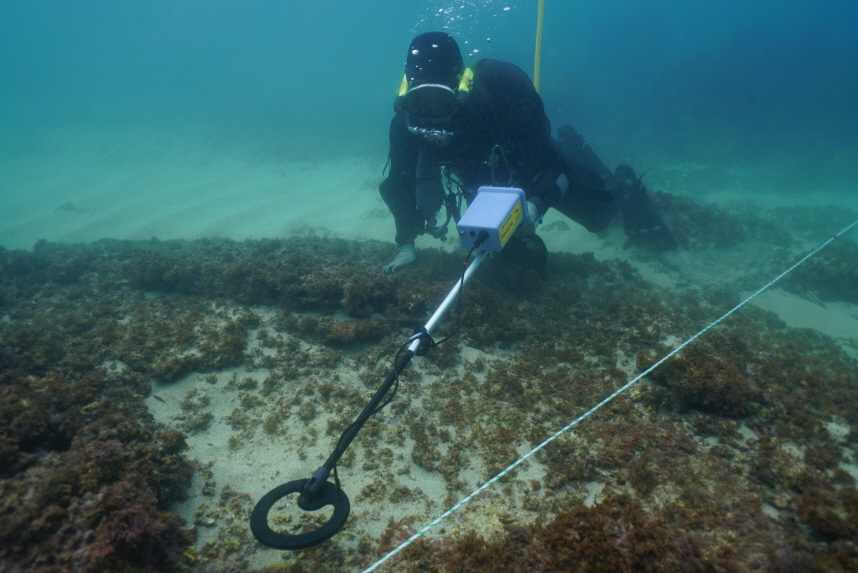 지난해 국립해양문화재연구소가 제주 신창리 해역에서 금속탐지기 조사를 실시하는 모습.