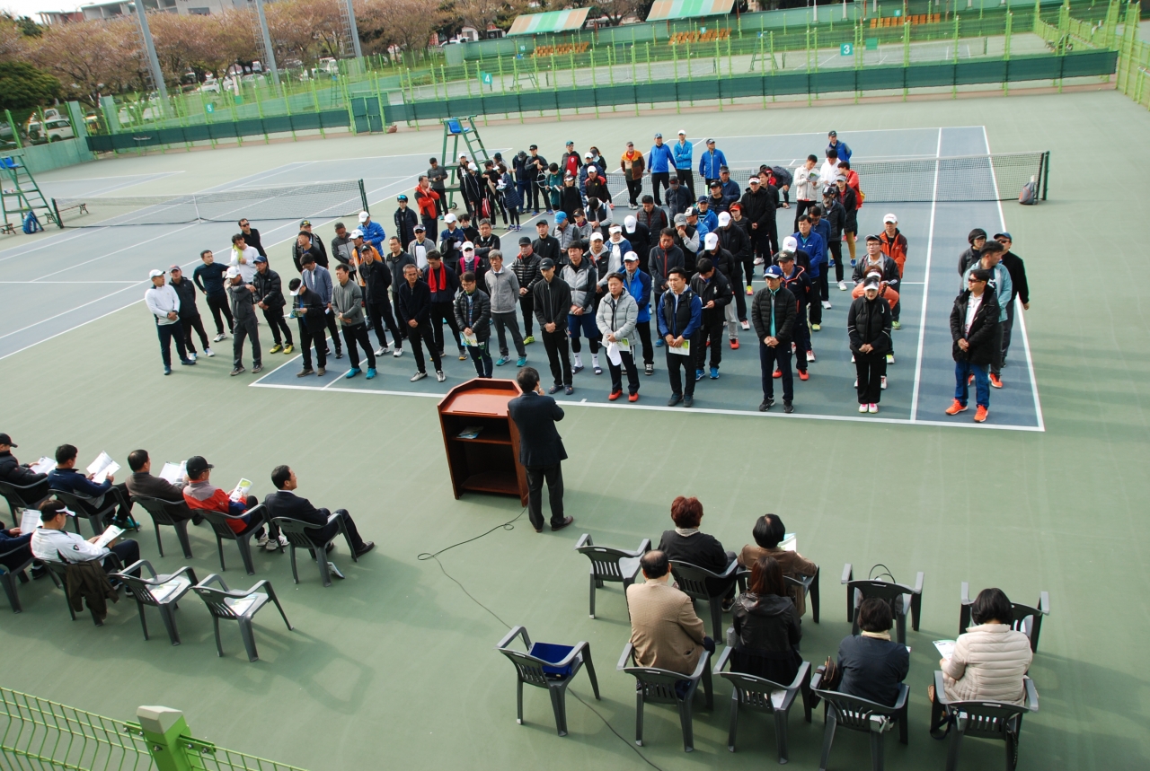 제3회 제주중앙고 테니스동호회장배 전도클럽대항대회 개회식 모습.