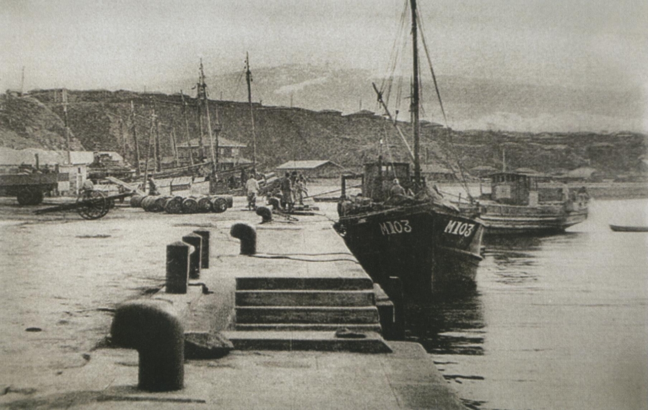 1946년 1월 제주항 전경으로, 육지에는 일제강점기 때 일본 해군들이 사용했던 ‘구르마(손수레)’가 보인다. 출처=제주특별자치도 刊 ‘사진으로 보는 제주역사’