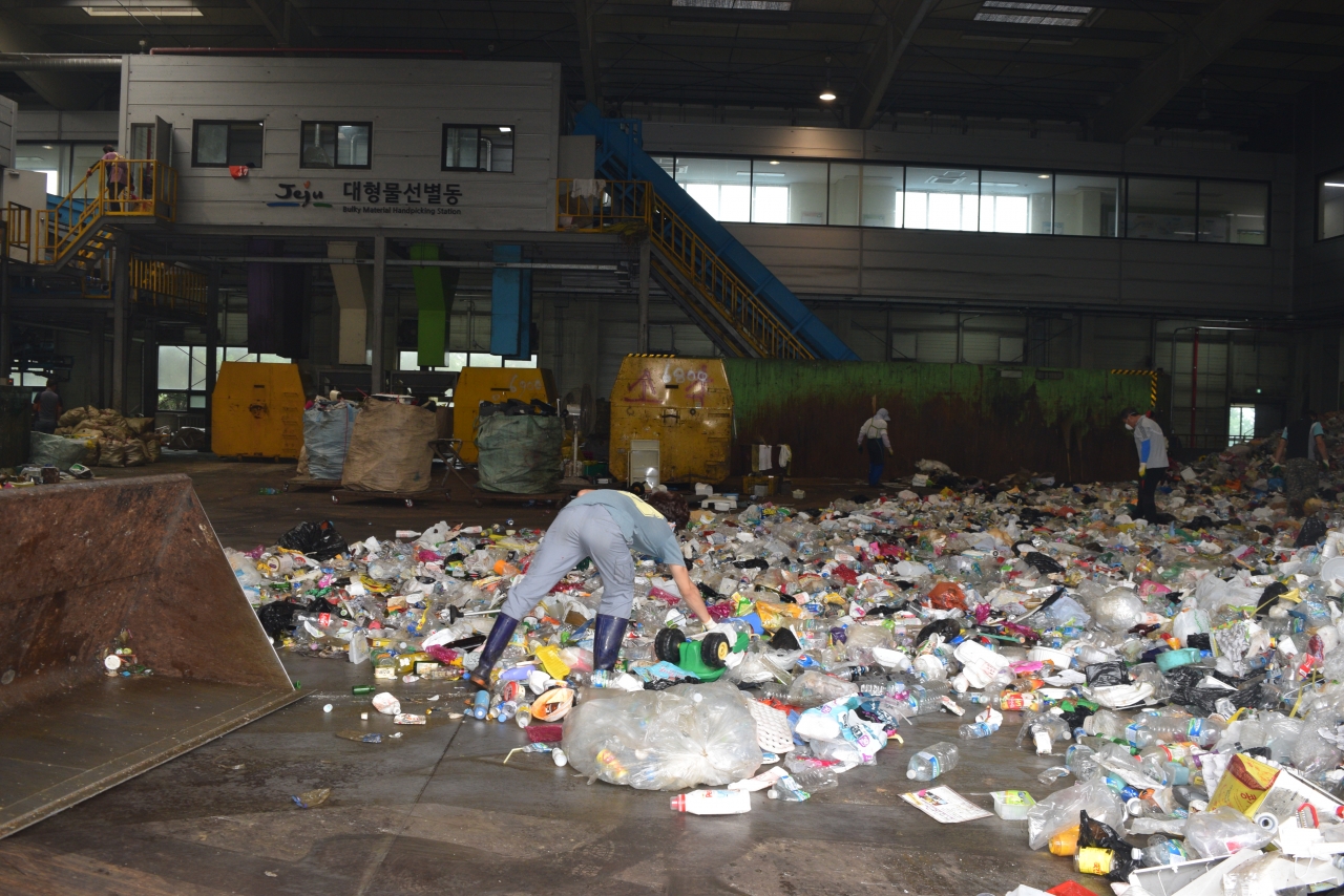 제주시 봉개매립장 인근에 들어선 재활용품 선별센터 모습.