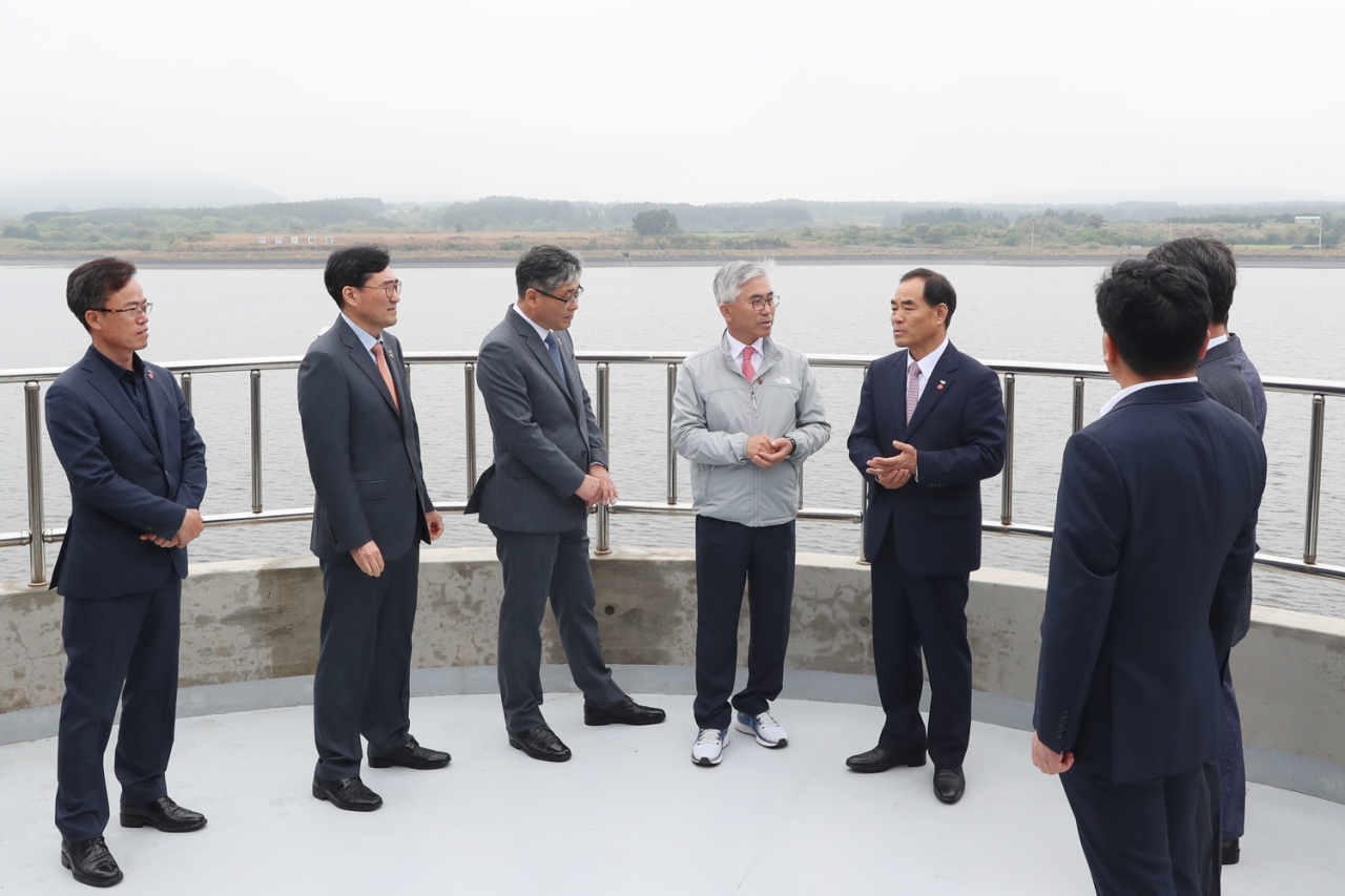 양윤경 서귀포시장(오른쪽 두 번째)과 김인식 한국농어촌공사 사장(맨 오른쪽)이 지난달 30일 성읍저수지에서 대화를 나누고 있다.