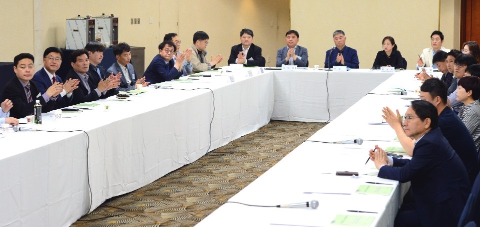 한국신문협회 주최 지방신문 경영혁신 전략 토론회가 9일 대전 유성호텔에서 '지방신문 정책 과제 및 매래전략'을 주체로 열려  패널들이 토론을 하고 있다.