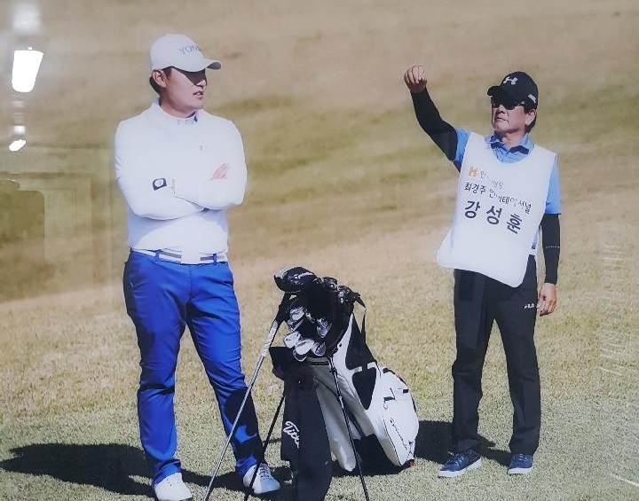 강성훈(왼쪽)과 그의 아버지 강희남씨. 사진=강희남씨 제공