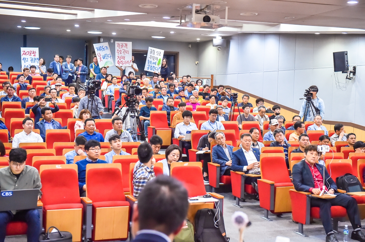 제2공항 타당성 재조사 검토위원회가 15일 제주벤처마루 대강당에서 도민 공개 토론회를 개최했다.