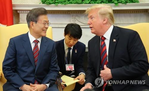 도널드 트럼프 대통령이 다음 달 6월 한국을 방문해 문재인 대통령과 정상회담을 가질 예정이라고 청와대가 16일 오전 발표했다. 사진은 사진은 2018년 5월 22일 백악관에서 열린 정상회담에서 만난 한·미 정상.
