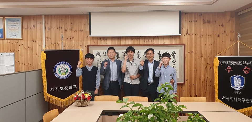 사진 왼쪽부터 김호진 학생회장, 오승진씨, 강태원 학생, 양덕부 교장, 한웅 학생.