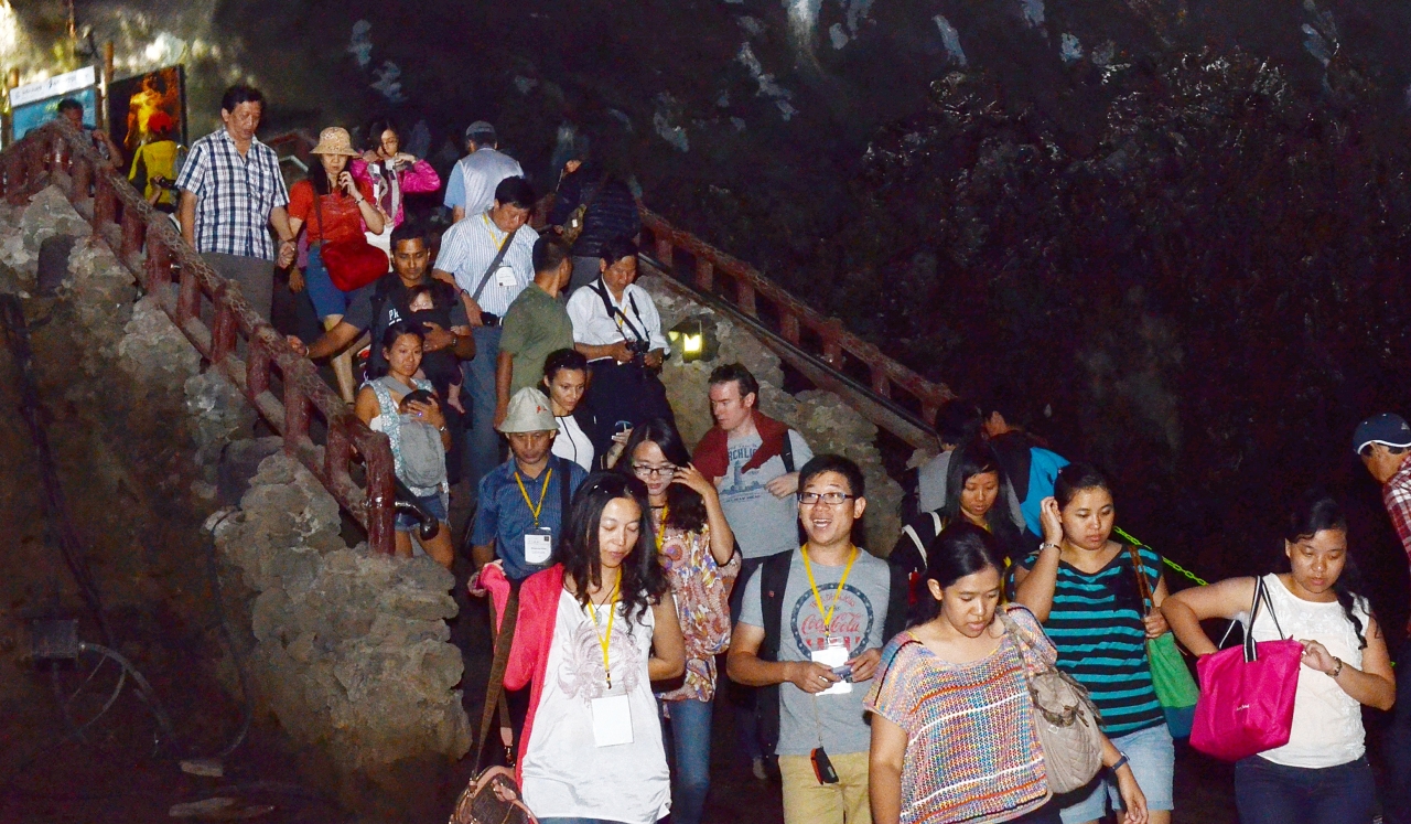 만장굴을 찾은 관광객들의 모습. 지난해 만장굴 방문객은 75만7472명으로 전년보다 9% 감소했다.