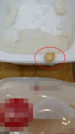S씨가 구입한 편의점에서 발견된 치아 추정 이물질(빨간원 안).