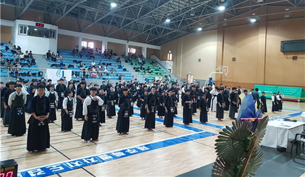 제30회 도지사배 전도검도대회가 지난 21일 제주대 체육관에서 열렸다.