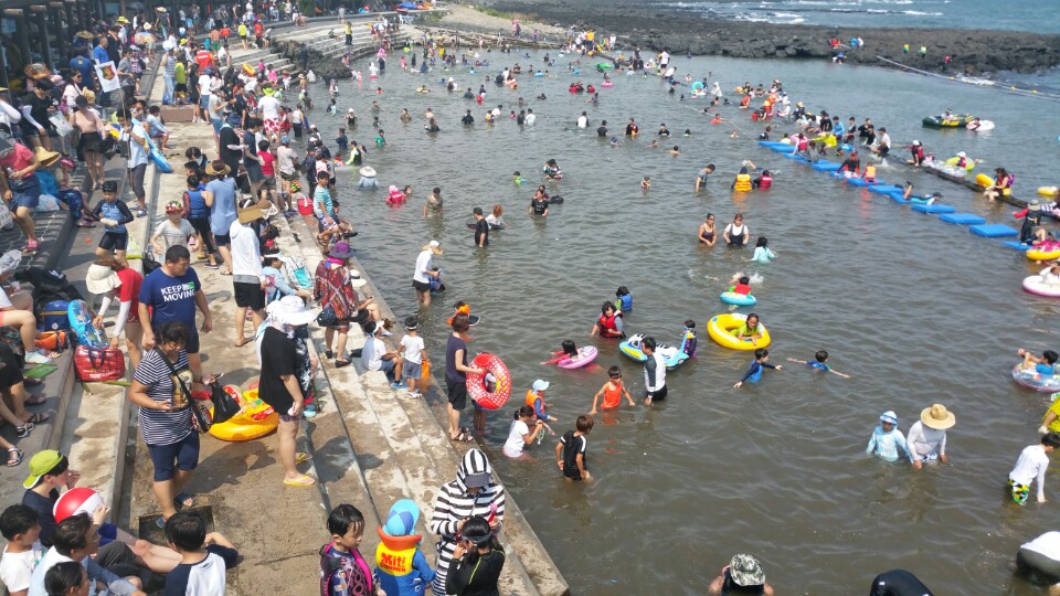 지난해 열린 ‘제19회 예래생태체험축제’에서 축제 참가자들이 물놀이를 즐기고 있다.