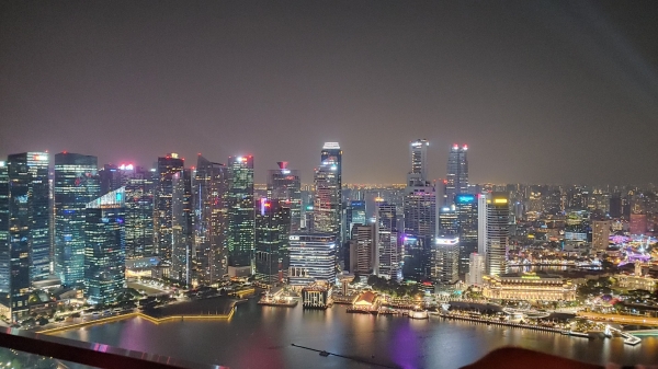 현재 싱가포르의 금융 중심가인 다운타운코어 야경. 복합리조트를 기반으로 카지노산업을 육성한 싱가포르는 경제 대국이 됐다.