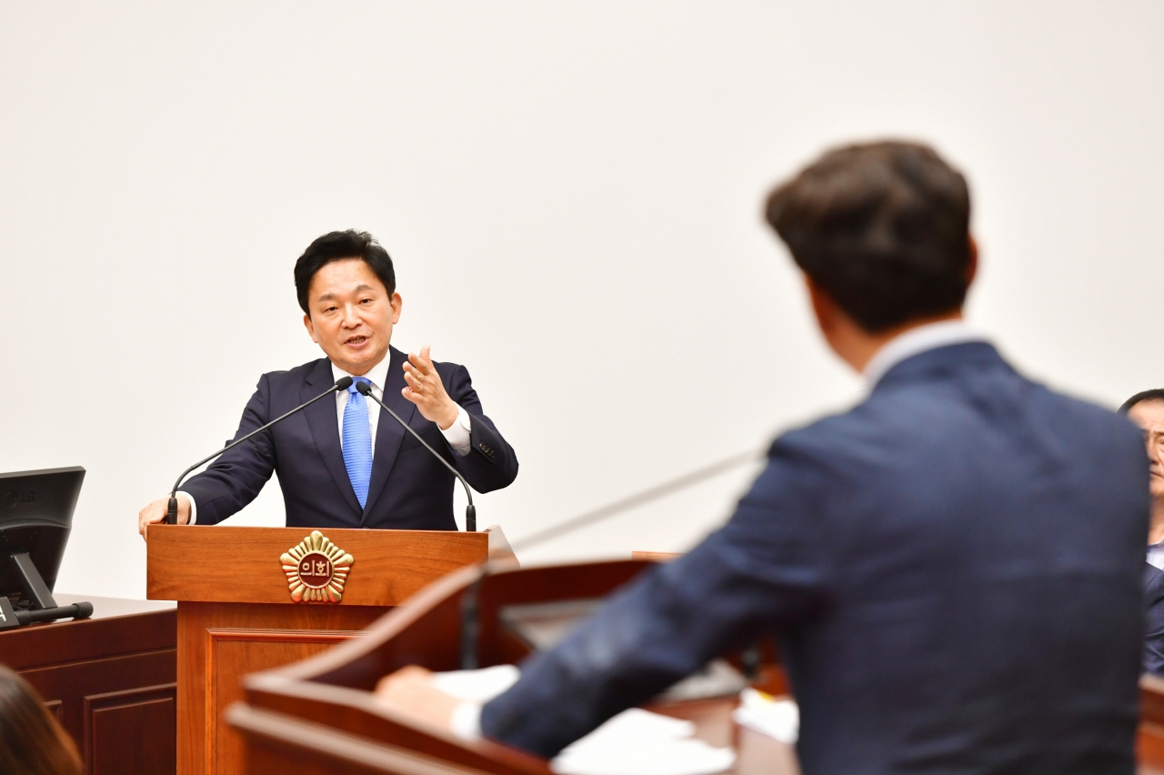 18일 제376회 임시회에서 홍명환 의원의 질의에 원희룡 지사가 답변하고 있다.