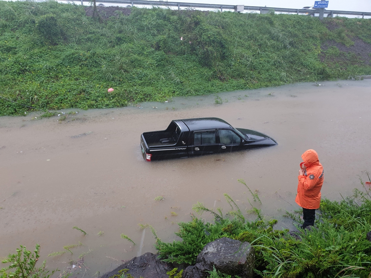 제주시 애월읍 고성리 인근 평화로 갓길이 빗물에 침수되면서 차량이 고립되는 사고가 발생, 119가 운전자 구조 등 안전조치에 나섰다.