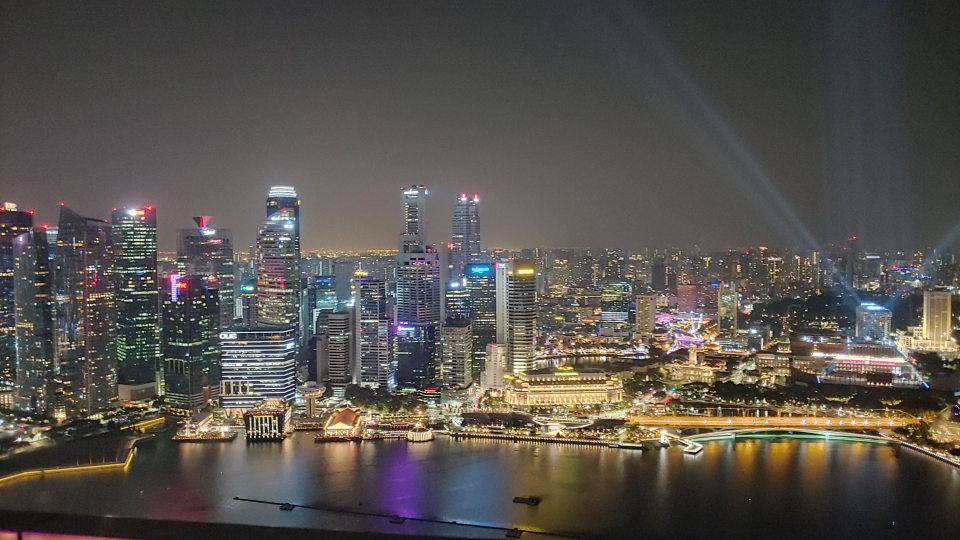 싱가포르 중심가인 금융센터에 고층 빌딩이 즐비한 모습. 싱가포르는 복합리조트 건설을 통해 관광산업을 ‘국가산업’으로 키웠다.