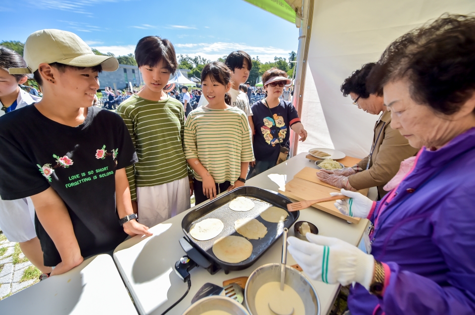 지역음식체험 부스가 참가자들에게 큰 인기를 끌었다.
