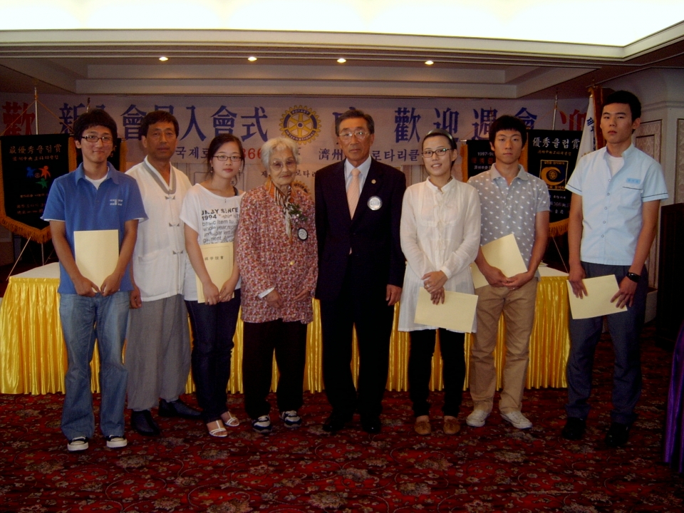 좌수반문화재단 회장 故 김순자 여사(사진 왼쪽부터 네 번째)가 2008년 12월 국제로타리 3660지구 제주중앙로타리클럽에 장학금을 기부하고, 도내 학생들에게 전달하고 있는 모습. [사진=제주중앙로타리클럽 제공]