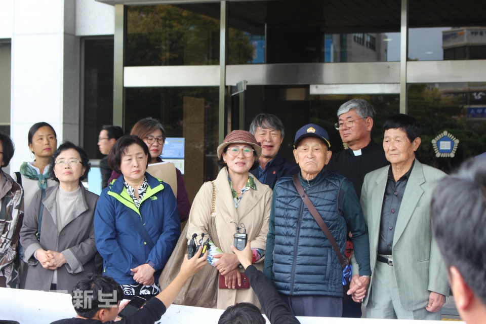제주 4·3 생존 수형자인 김두황씨(91·왼쪽 두번째)와 딸이 22일 오후 제주지법 앞에서 열린 ‘제2차 4·3 수형 생존자 재심 청구’ 기자회견에서 재심 청구 소감을 말하고 있다.