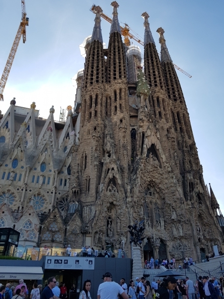 스페인의 대표 건축가인 가우디의 대표 건축물인 사그라다 파밀리아 성당은 아직 완성되지 않아 유명세를 치르는 성당이다. 19세기 후반에 시작해 20세기 내내 공사를 하고도 오는 2026년에야 완공될 예정이며, 일 년 내내 관광객들로 붐비는 바르셀로나의 대표 관광지다.