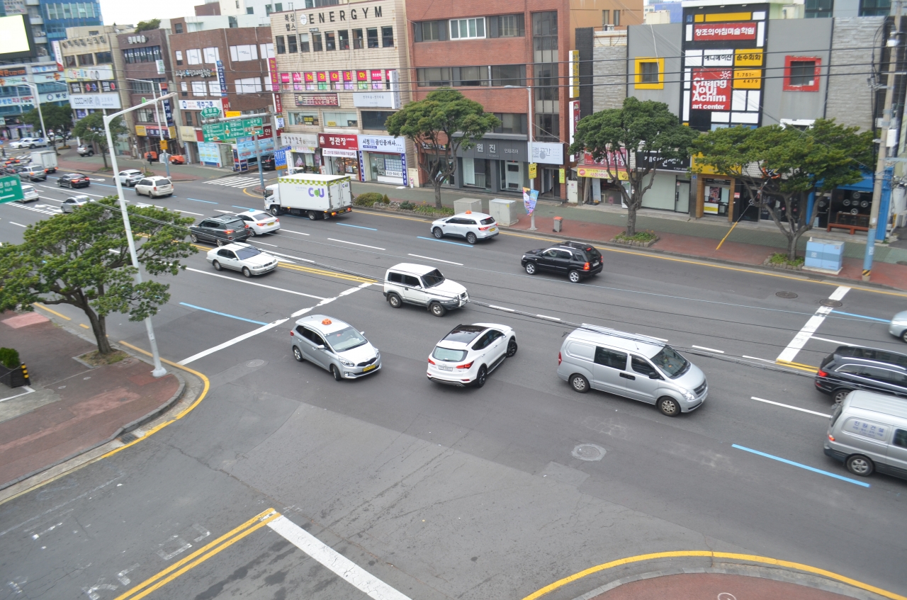 6일 오전 제주시청 삼거리에서 시외버스터미널 방면으로 좌회전하는 차량 때문에 직진하던 차들이 급브레이크를 밟고 정차하고 있다.
