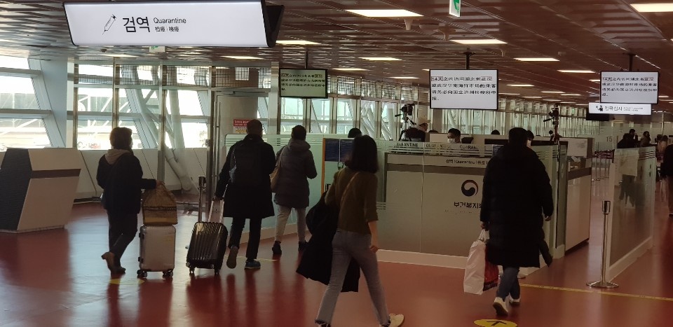21일 제주국제공항 국제선 입국장 검역대에서 이용객들이 발열검사를 받고 있다. 사진=한국공항공사 제주지역본부 제공