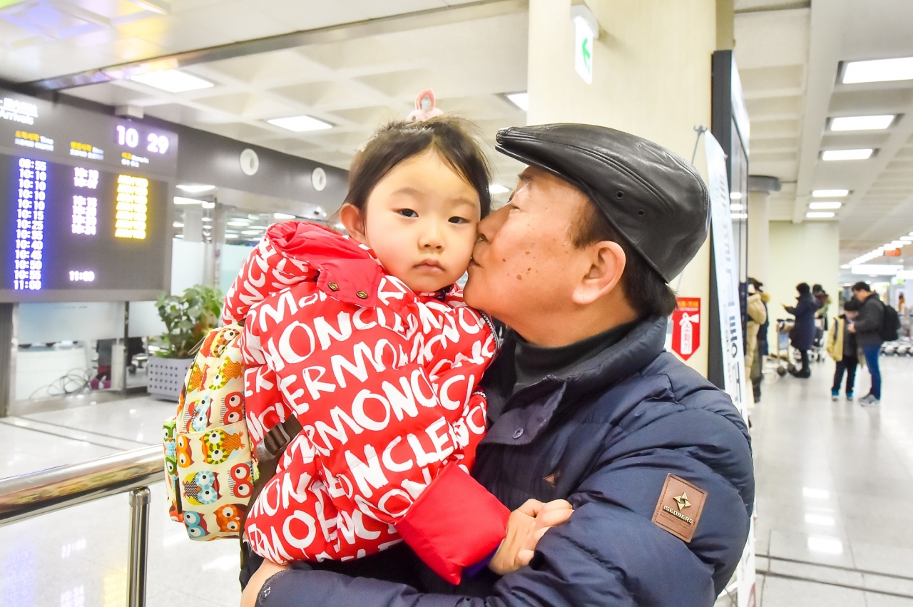 21일 제주국제공항 1층 국내선 도착장 앞에서 도민 한석준씨가 손녀에게 뽀뽀를 하고 있다.