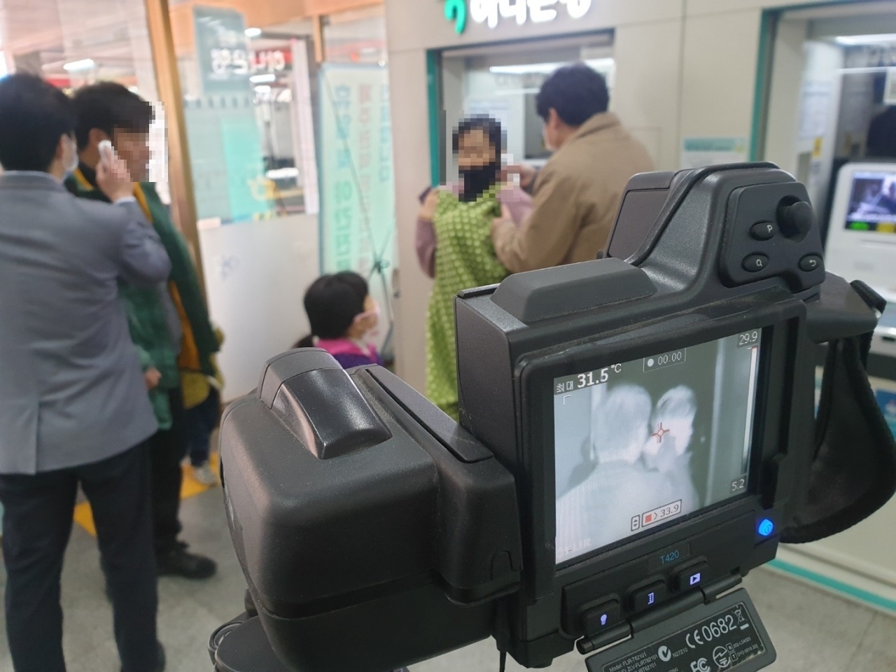 5일 제주한라병원 정문 주 출입구에서 방문객들이 체온 측정과 발열검사를 받고 있다.