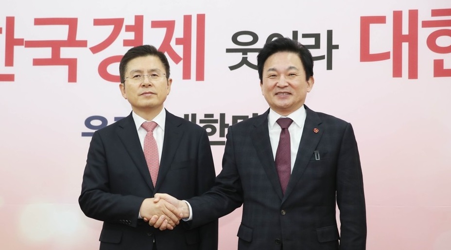 원희룡 제주도지사(사진 오른쪽)와 자유한국당 황교안 대표가 지난달 22일 국회에서 만나 악수하고 있다. 연합뉴스